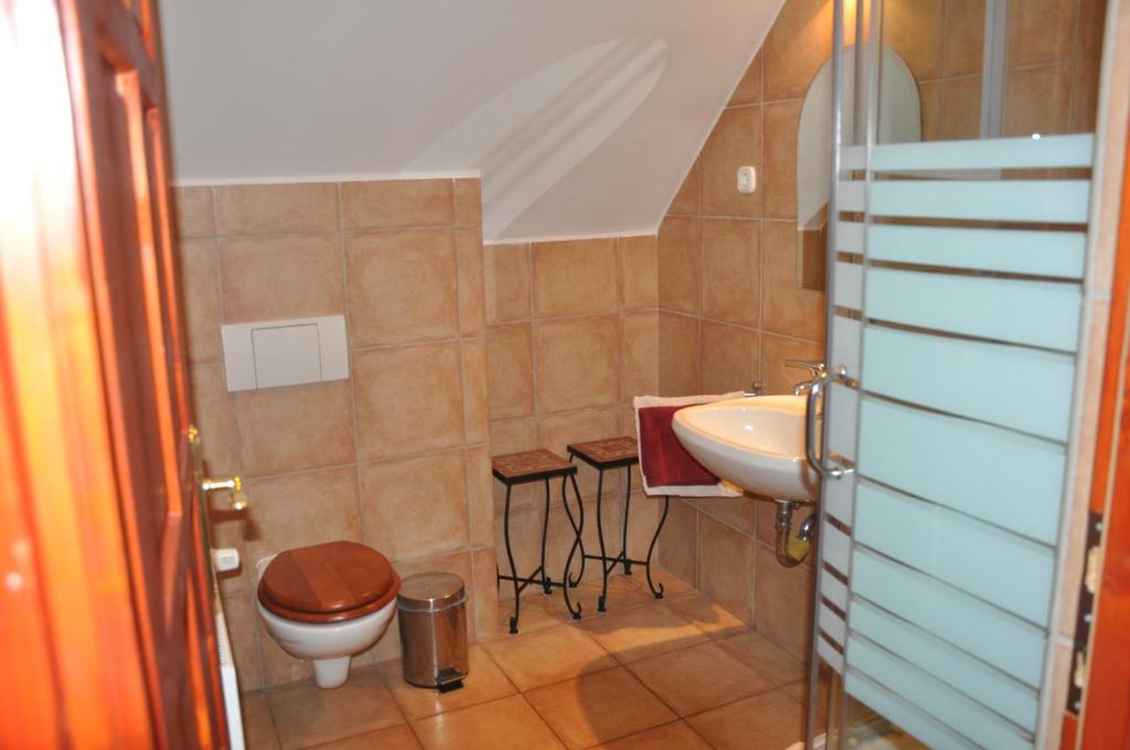 Berek Fogadó – fürdőszoba zuhanyzóval