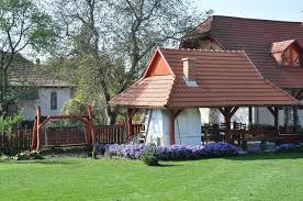 Berek Fogadó – kert és fedett rész